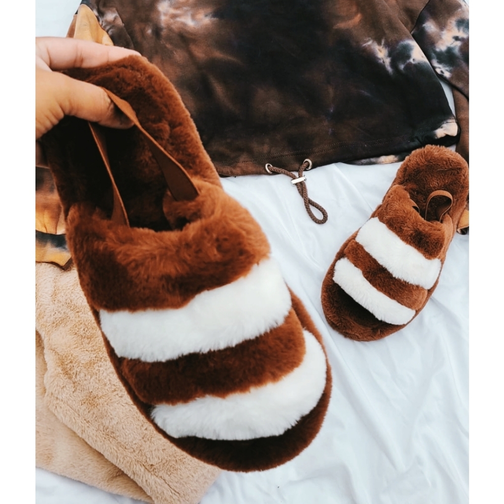 🚨LAST CHANCE// Brown fur slides - Picture 3 of 4